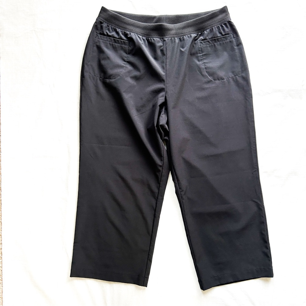 Zenergy by Chicos black crop capris size 1 with pockets